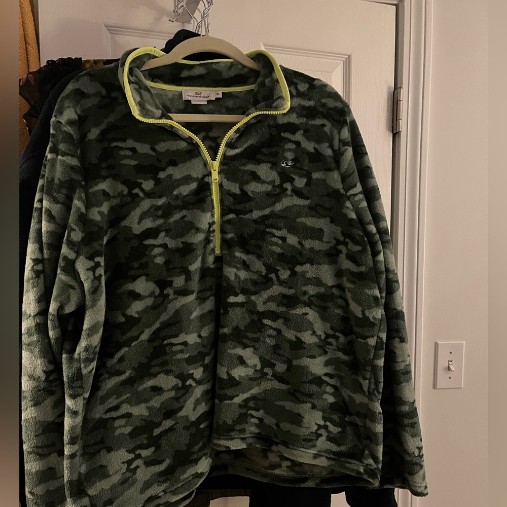 Vineyard vines Women’s camo fleece